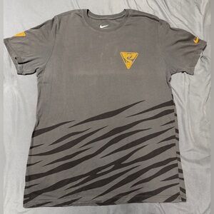 Size M mens nike kobe bryant black mamba division t-shirt